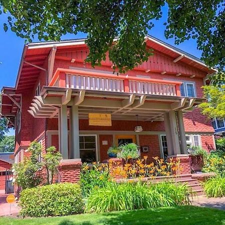 Lady Geneva Bed & Breakfast Medford Ngoại thất bức ảnh